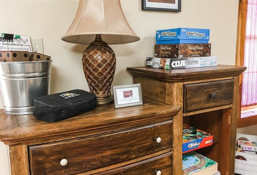 Second Breakfast  Spacious Wooden Cabin, Hot Tub, Close To Walking Trails, Fireplace By Redawning