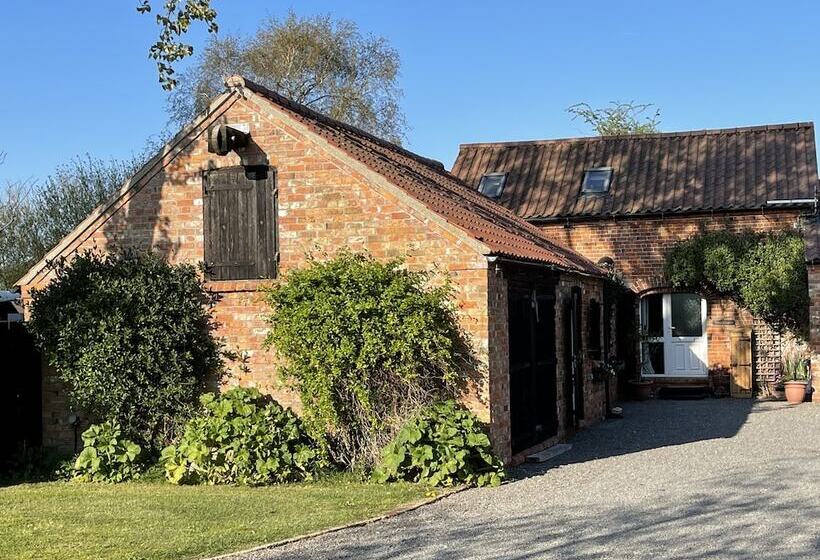 2 Bed 18th Century Barn   Sleeps 6   Pet Friendly