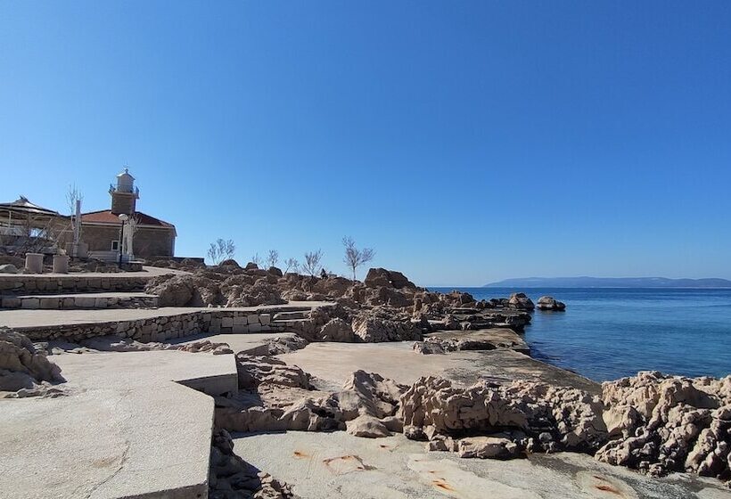 هتل Studio Apartments Roza   A Charming Oasis In The Centre Of Makarska