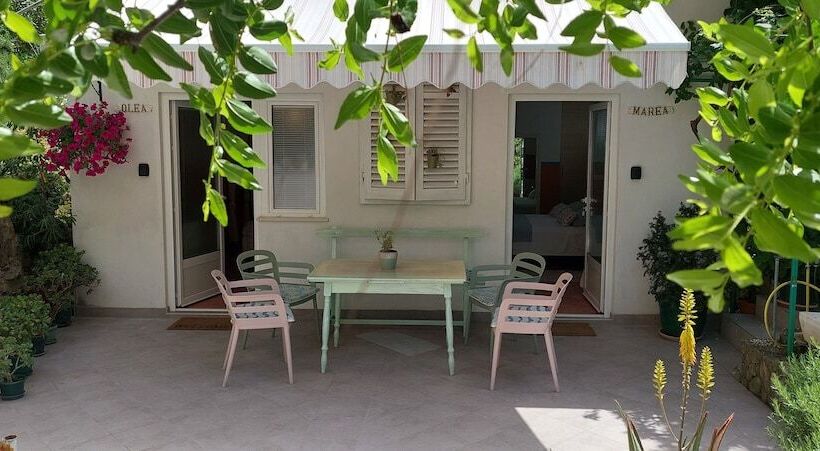 בית מלון כפרי Studio Apartments Roza   A Charming Oasis In The Centre Of Makarska
