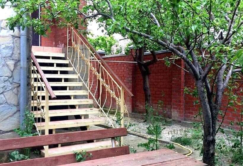 هتل Domik Ahmatovoy