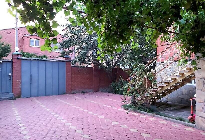 هتل Domik Ahmatovoy