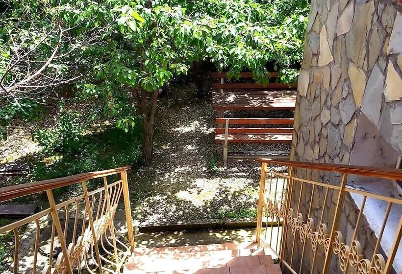 هتل Domik Ahmatovoy