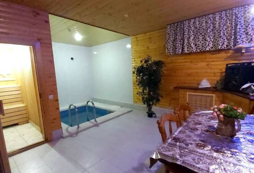 هتل Domik Ahmatovoy