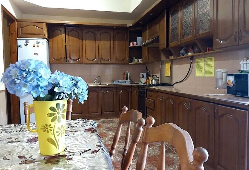 هتل Domik Ahmatovoy