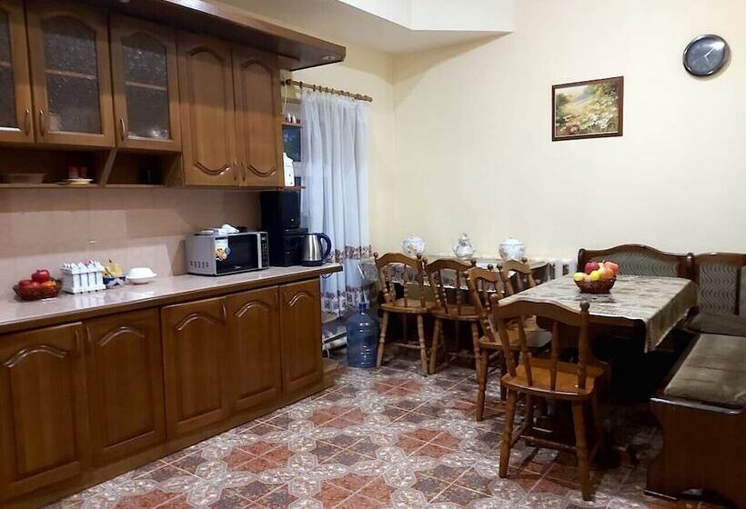 هتل Domik Ahmatovoy