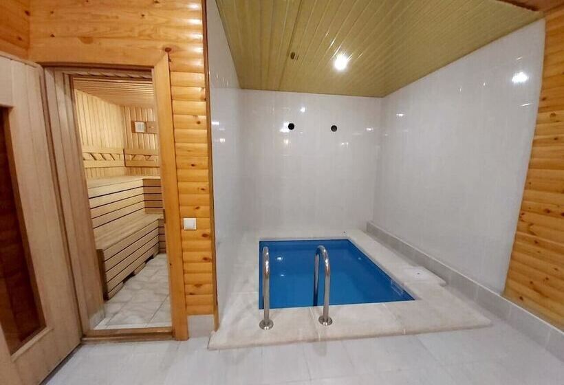 هتل Domik Ahmatovoy