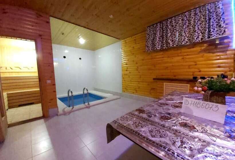 هتل Domik Ahmatovoy