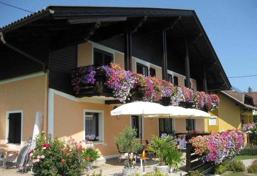 تختخواب و صبحانه Gästehaus Stroitz