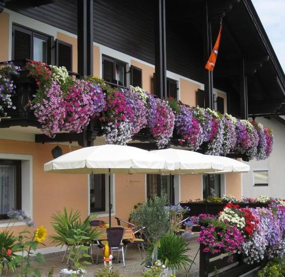 تختخواب و صبحانه Gästehaus Stroitz