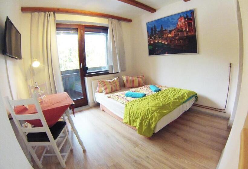 פנסיון Karawanken Lodge