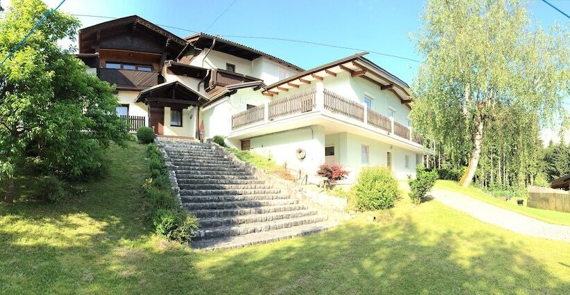 פנסיון Karawanken Lodge