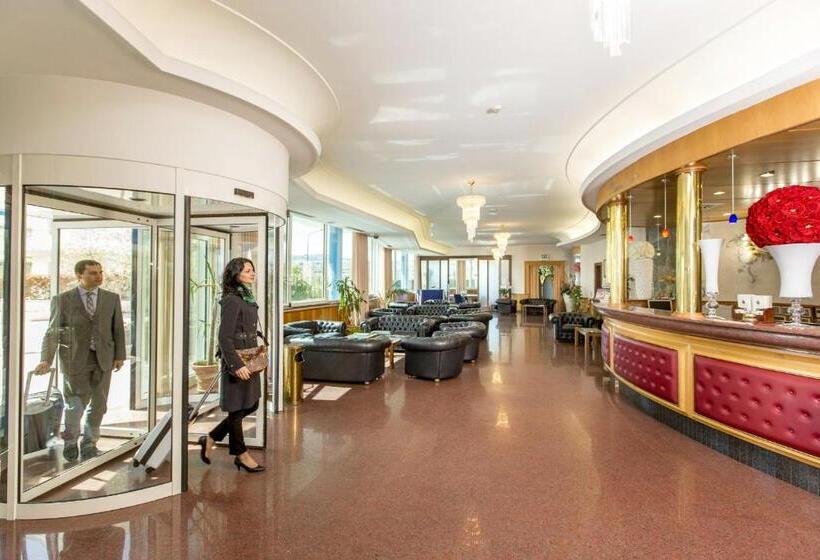 בית מלון כפרי Ambassador