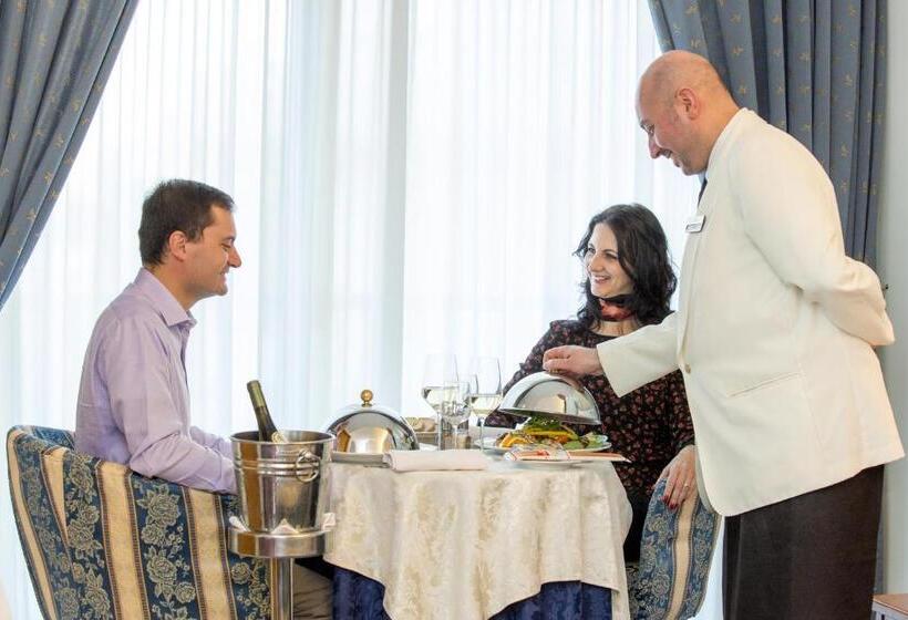 בית מלון כפרי Ambassador