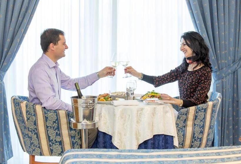 בית מלון כפרי Ambassador