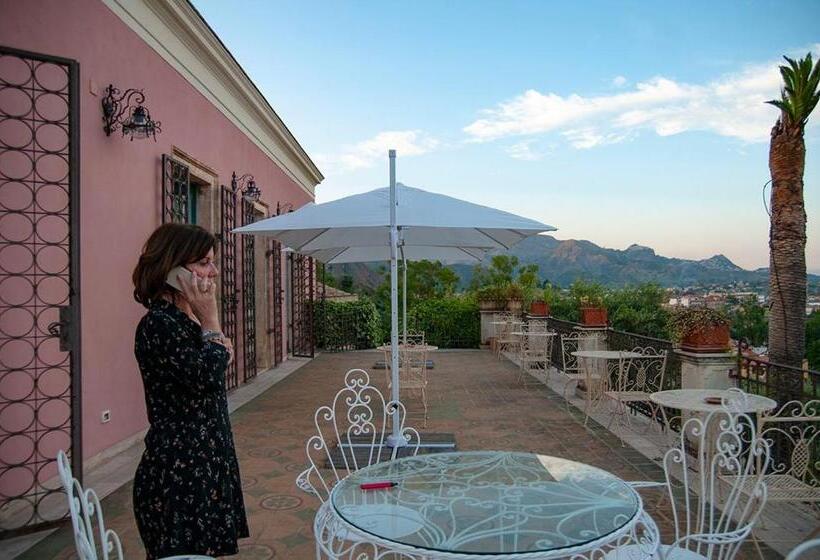 ホテル Antico Borgo Etneo Agriturismo