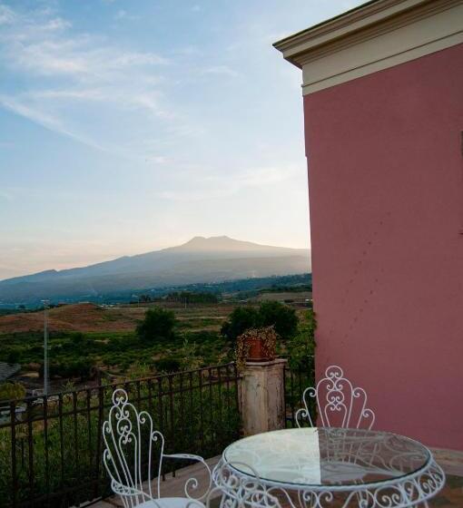 هتل Antico Borgo Etneo Agriturismo