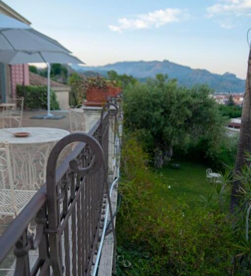 هتل Antico Borgo Etneo Agriturismo