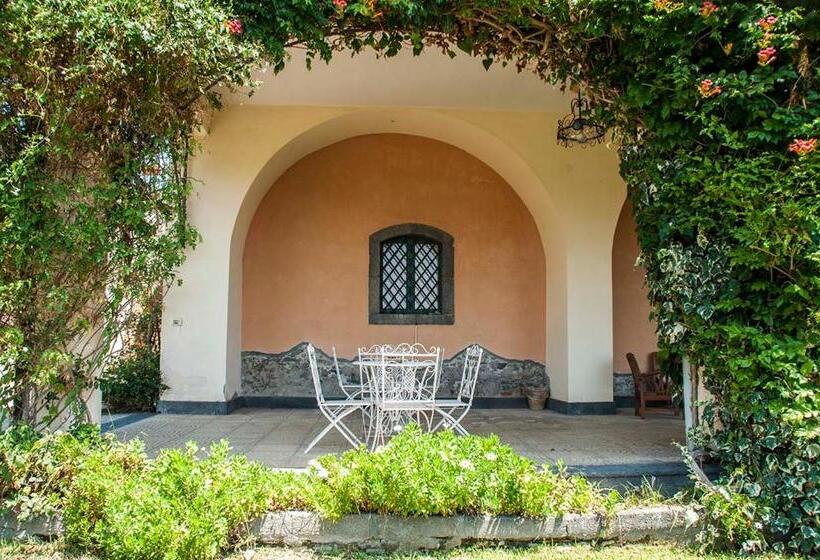 ホテル Antico Borgo Etneo Agriturismo