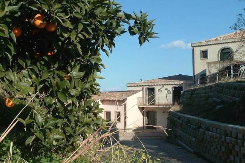 هتل Antico Borgo Etneo Agriturismo