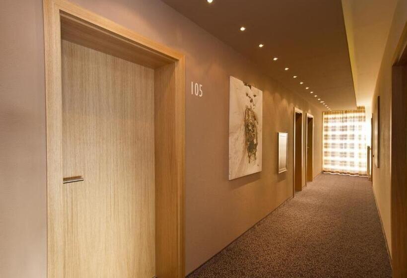 هتل Schönis Land