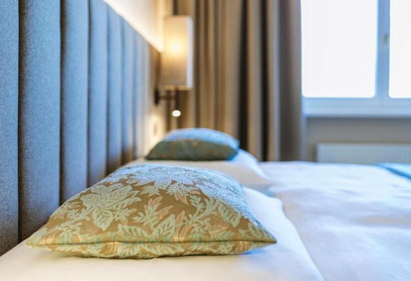 Отель Pienzenau Am Schlosspark