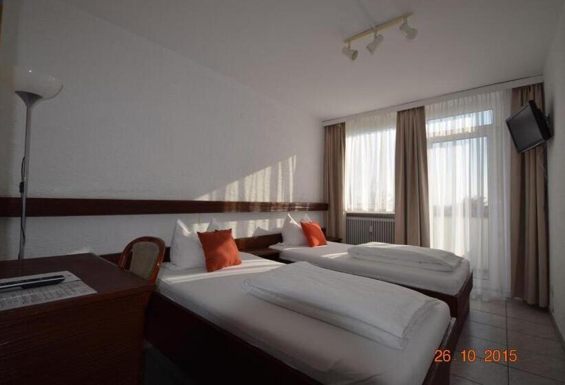 Отель Main Taunus