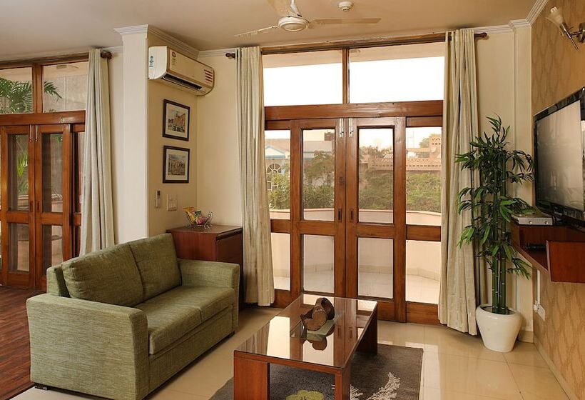 住所  Ahuja Residency Dlf Phase 2