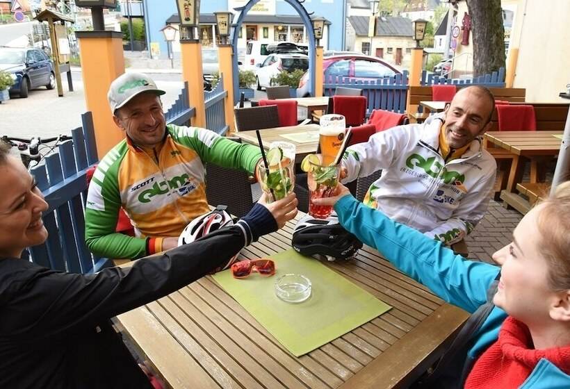 Отель Erbgericht Buntes Haus