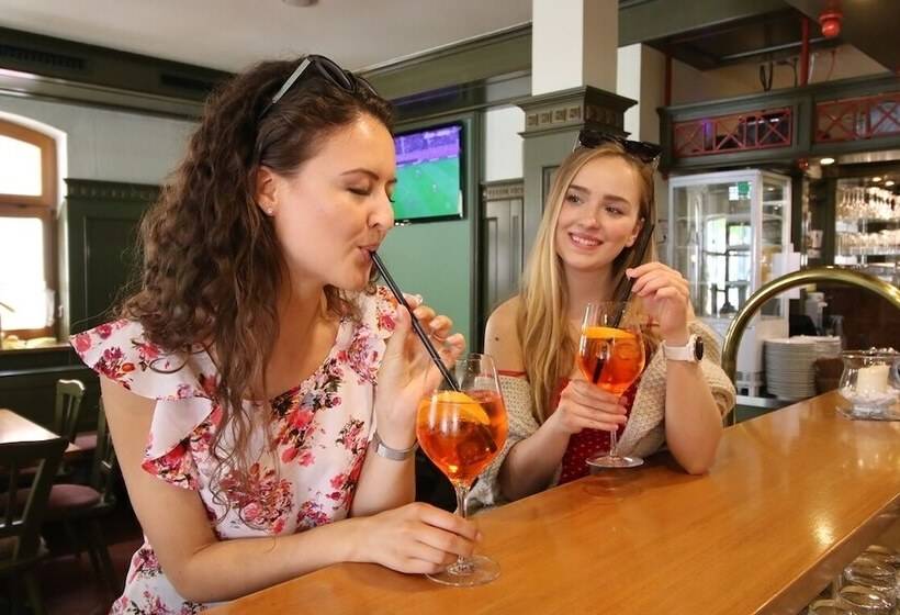 Отель Erbgericht Buntes Haus