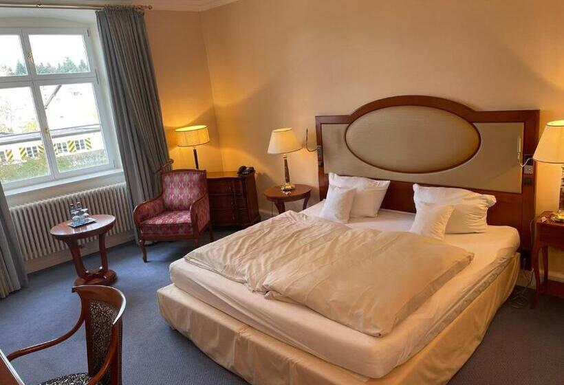 هتل Schloss Neutrauchburg