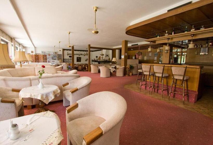 هتل Hahnenkleer Hof