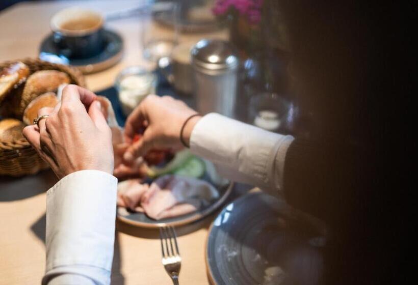 Отель Tegernseer Hof