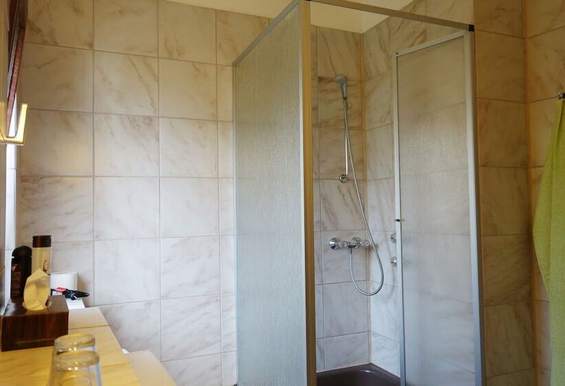 تختخواب و صبحانه Pension Am Helenenwall