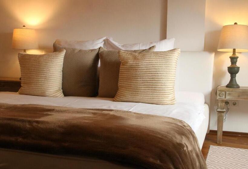 Отель L Ostello Altstadt