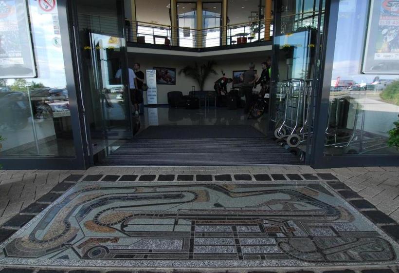 فندق Motorsport Arena