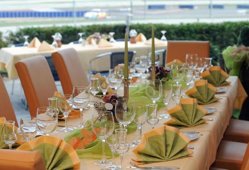 فندق Motorsport Arena