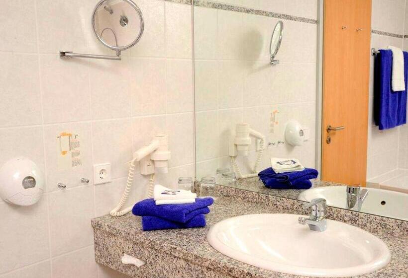 فندق Motorsport Arena