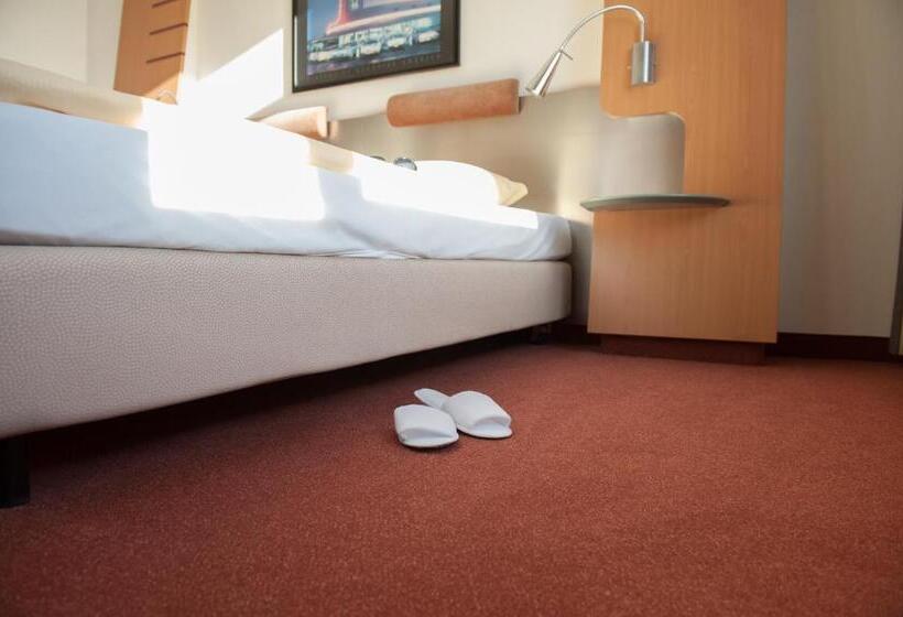 فندق Motorsport Arena