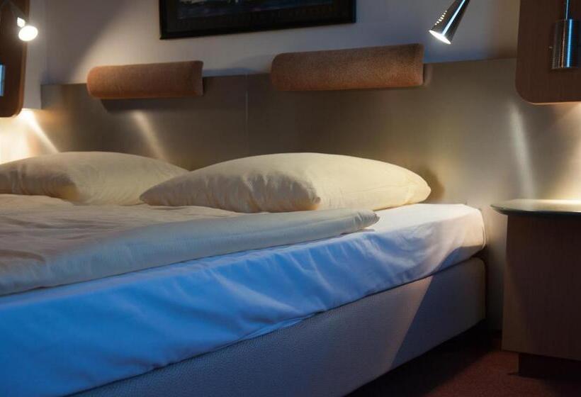 فندق Motorsport Arena