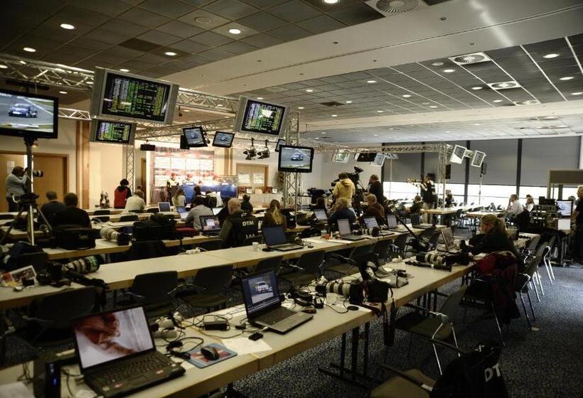 فندق Motorsport Arena