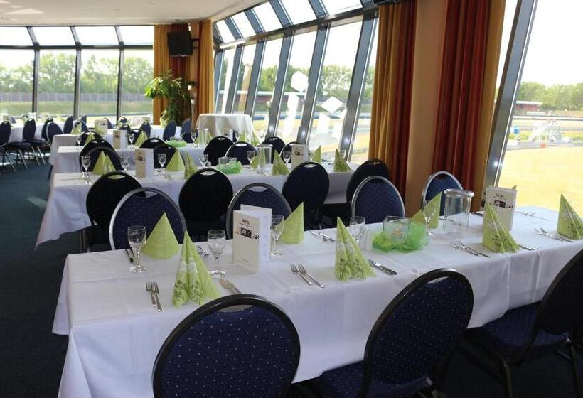 فندق Motorsport Arena