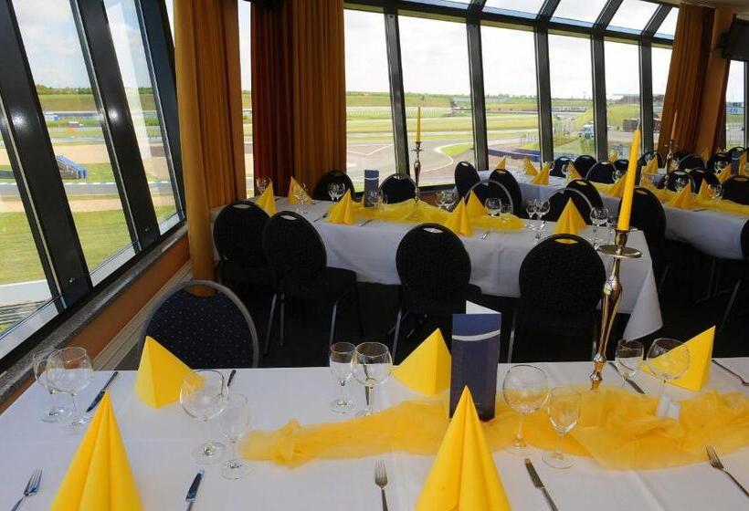 فندق Motorsport Arena