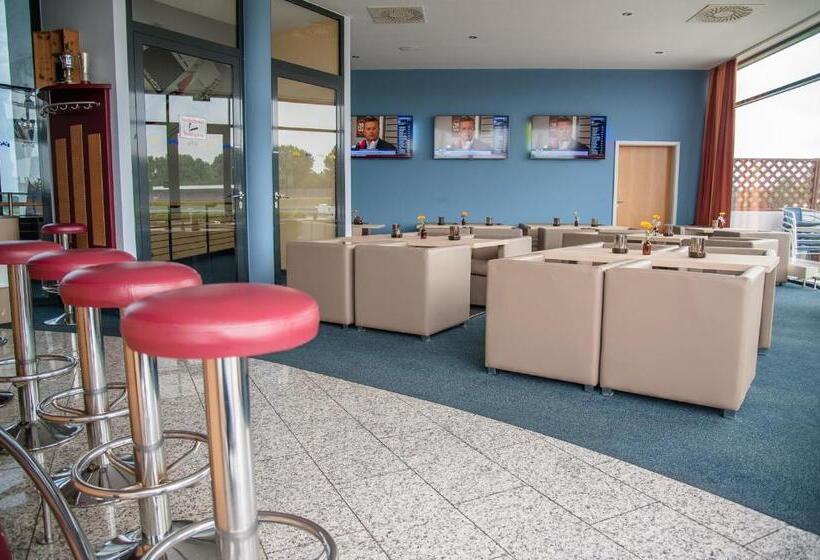 فندق Motorsport Arena