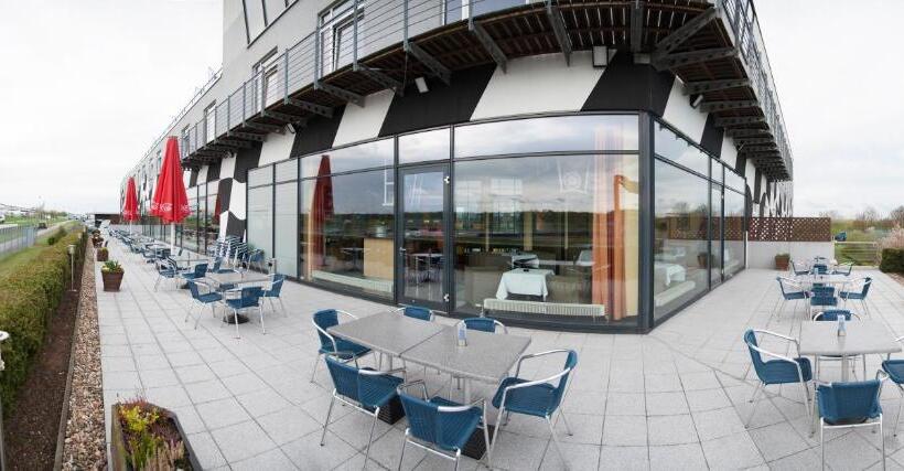 فندق Motorsport Arena