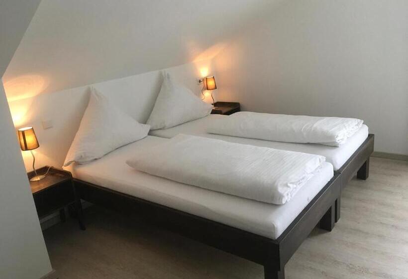 ホテル Pension Zum Paradies