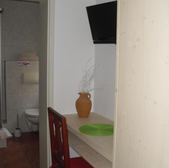 مبيت وإفطار Pension Reuss   Hotel Garni