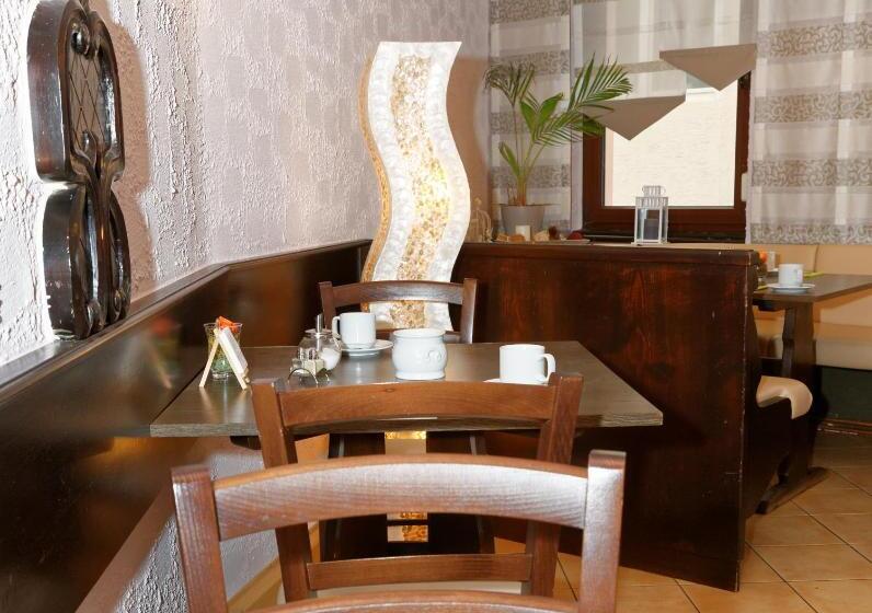 ホテル Hüttl   Garni