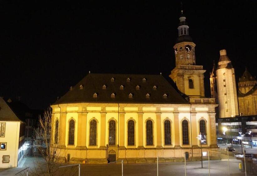 ホテル Hüttl   Garni