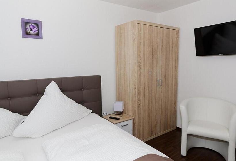 ホテル Hüttl   Garni